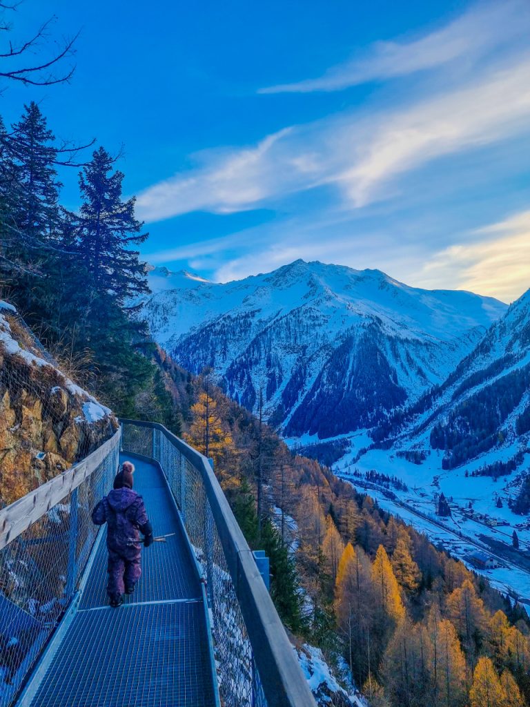 Mountain_view_daugther_kid_explore_switzerland_nature_winter