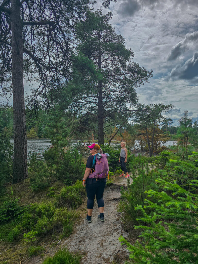 Hiking_family_nature_outdoors_love_trails_denmark_syvårssøerne