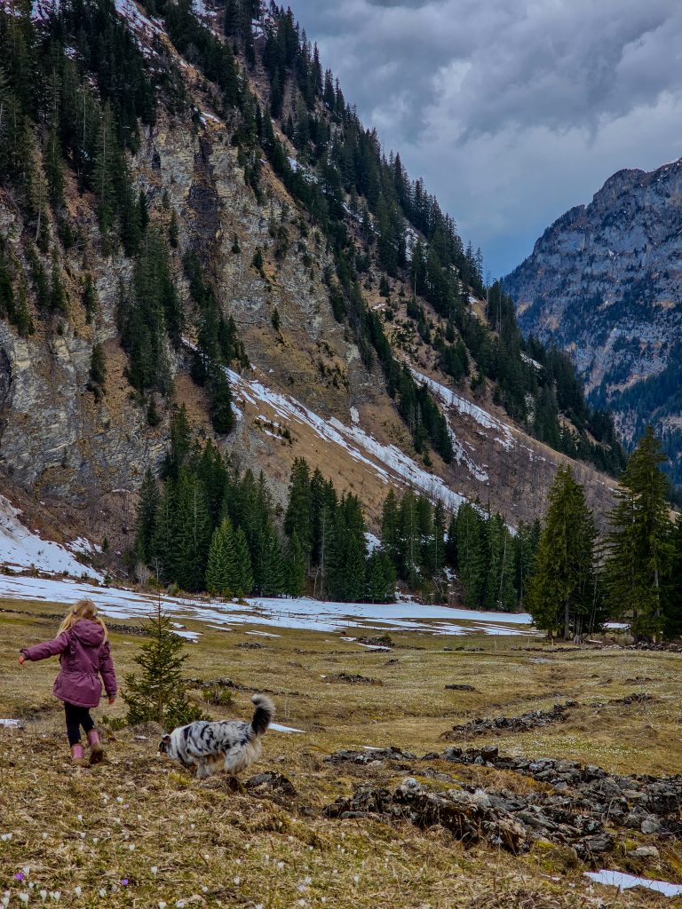 Mountains_view_daugther_nature_switzerland_valley_winter