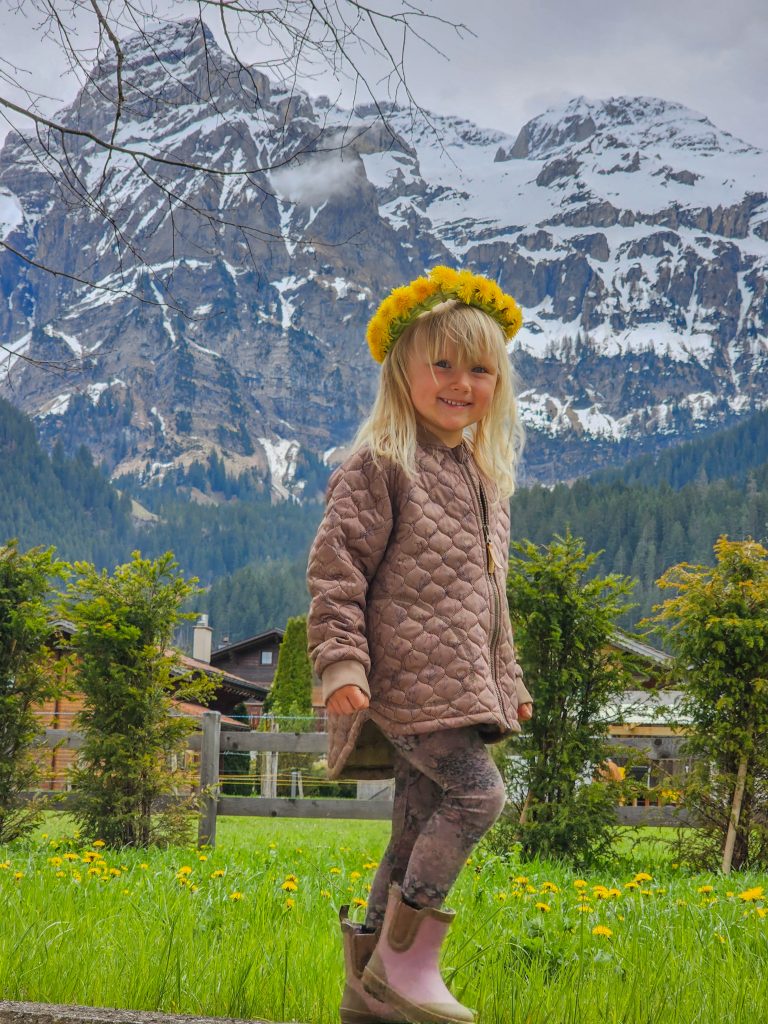 Kid_daugther_beautiful_mountain_view_smiling_nature_switzerland