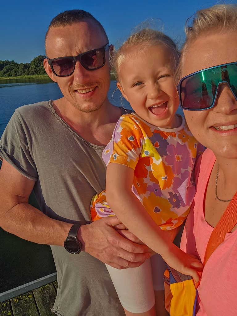 Family_adventure_travel_happy_summer_vacation