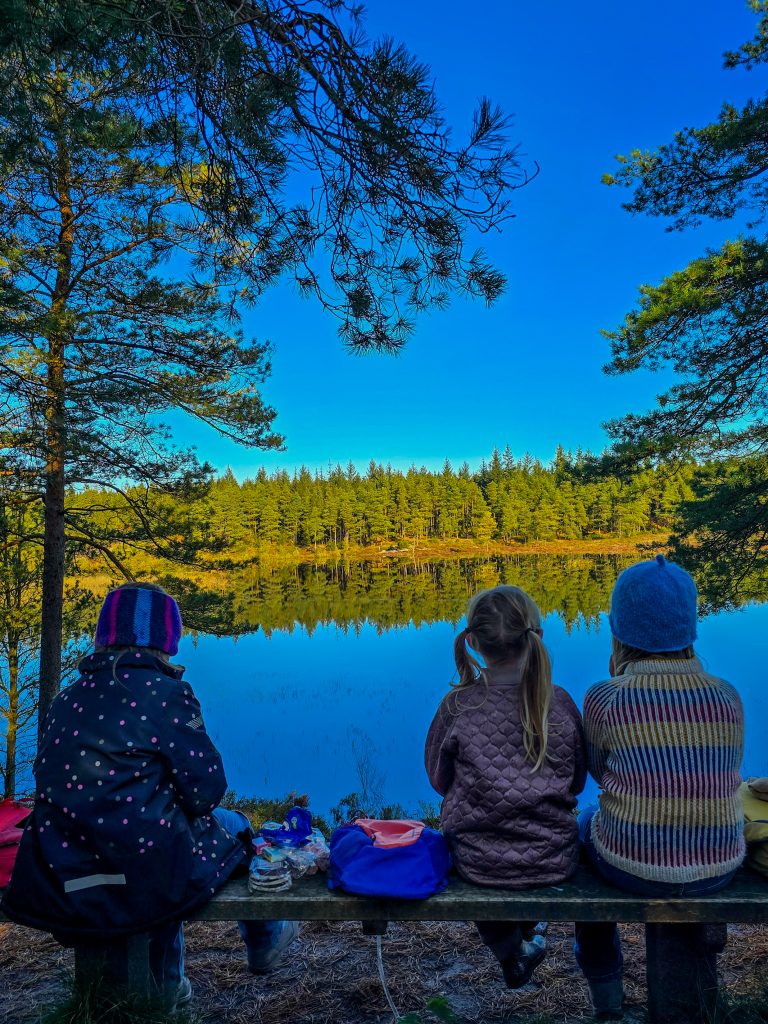 Kids_outside_adventure_exploring_world_nature