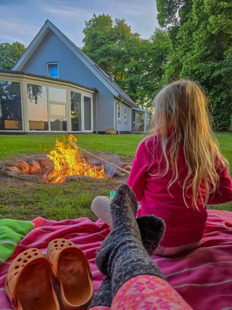 Garden_fire_summer_denmark_daugther_love