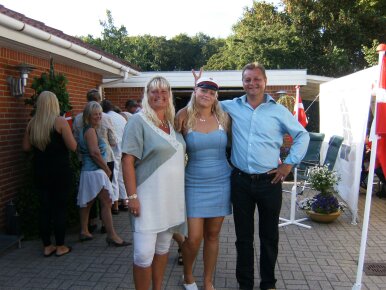 Graduated_mom_dad_student_summer_young