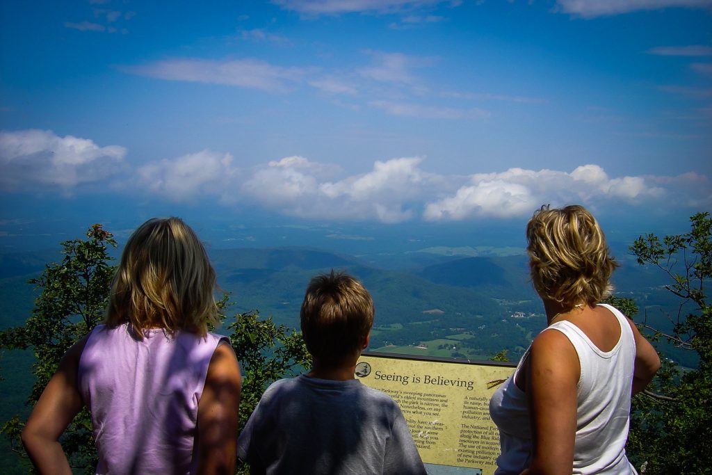 Family_mountain_view_adventure_hike_nature