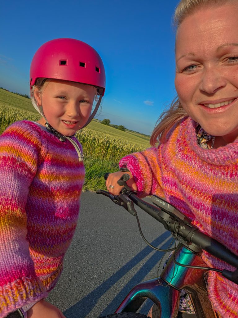Mom and daugther bikeride.